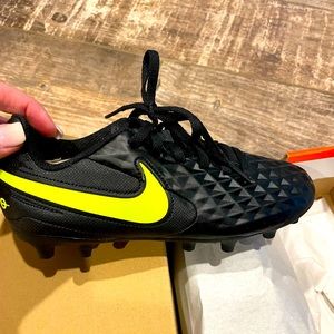 Nike JR Legend Club cleat shoes. Plastic cleats. Can be worn for soccer/football